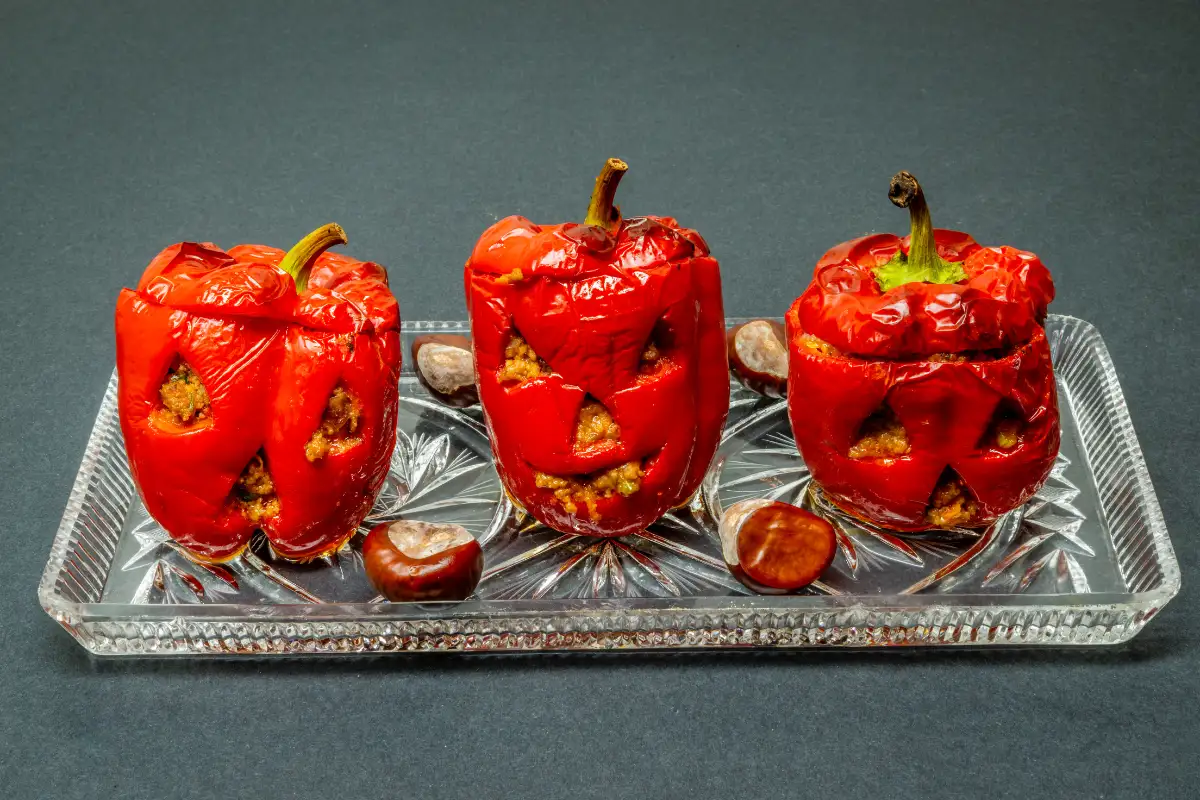 Pimientos rellenos de carne picada para halloween